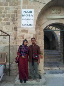 Di pintu masuk masjid